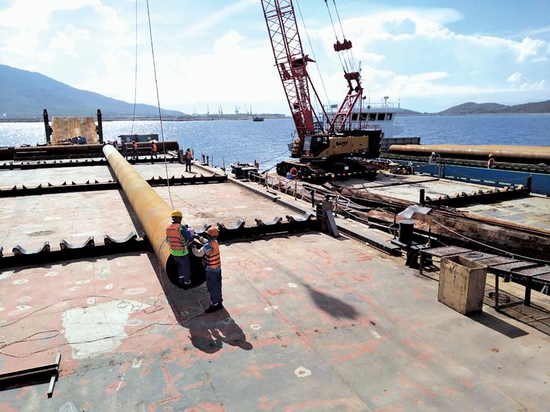 Vận chuyển cọc ống thép đường kính 1m để phục vụ đóng cọc cảng Nhà máy Điện Vân Phong 1.