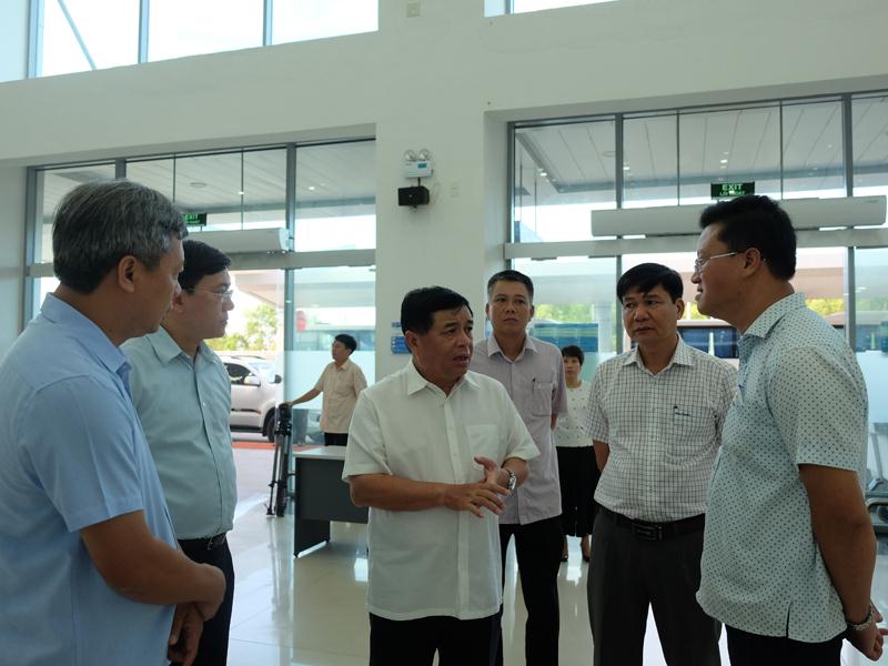 Bộ trưởng Nguyễn Chí Dũng và Đoàn công tác của Bộ Kế hoạch và Đầu tư thị sát sân bay Chu Lai. Ảnh: T.H