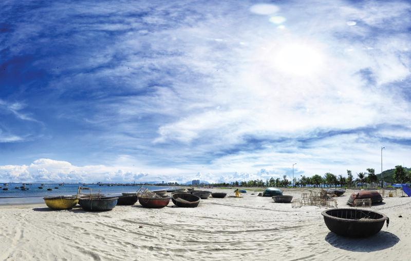Covid-19 lại bùng phát khiến nhiều địa điểm du lịch vắng lặng. Trong ảnh: bãi biển Mỹ Khê (Đà Nẵng)