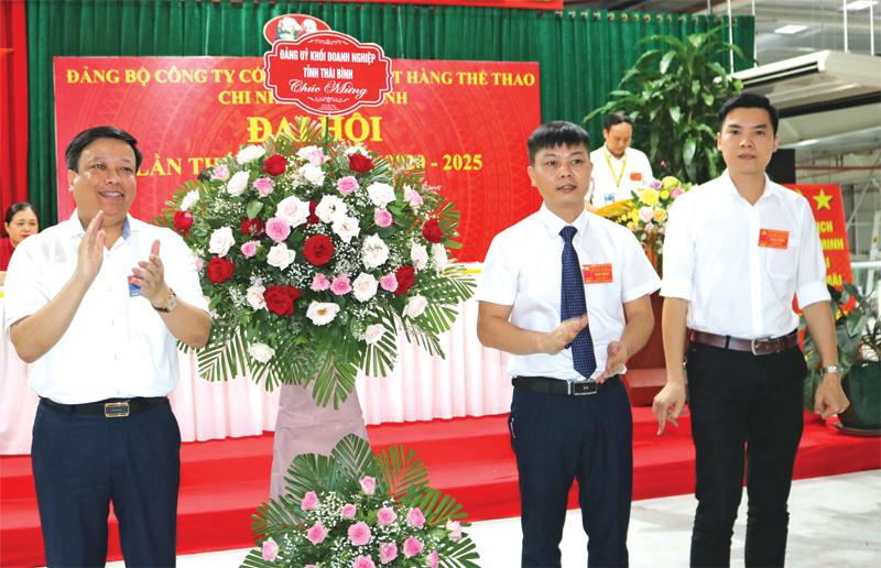 Đồng chí Nguyễn Hoài Đức, Bí thư Đảng ủy Khối doanh nghiệp tỉnh Thái Bình (thứ nhất, từ trái sang) chúc mừng Đại hội Đảng bộ MXP - đảng bộ mới thành lập, năm 2019 đã  kết nạp được 124  đảng viên, tạo việc làm cho 16.000 lao động.