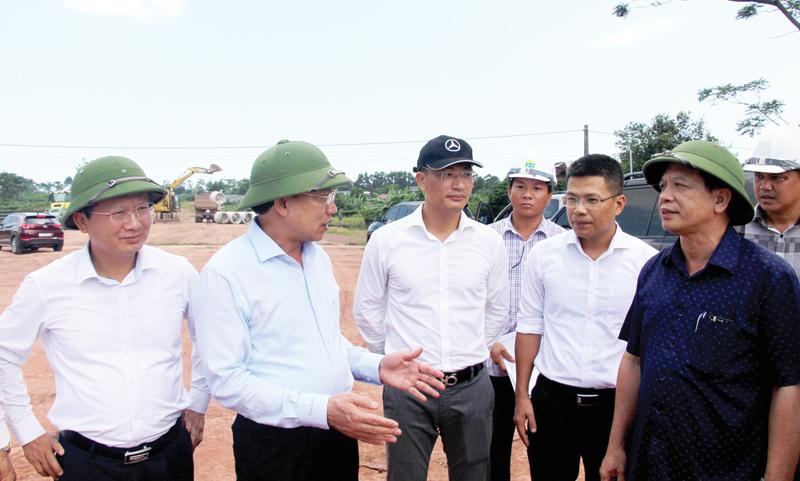 Lãnh đạo tỉnh Quảng Ninh thường xuyên có mặt tại công trường để kiểm tra tiến độ Dự án Cao tốc Vân Đồn - Móng Cái. Ảnh: T.Chung