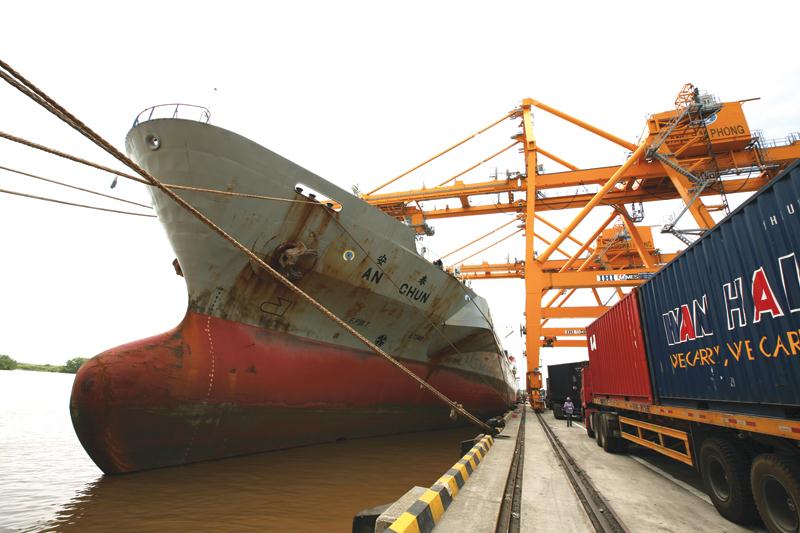Năng lực hạn chế khiến doanh nghiệp vận tải biển và logistics Việt Nam chủ yếu đảm đương các đầu việc ở thị trường  nội địa, làm đại lý cho các hàng tàu nước ngoài. Ảnh: Đức Thanh