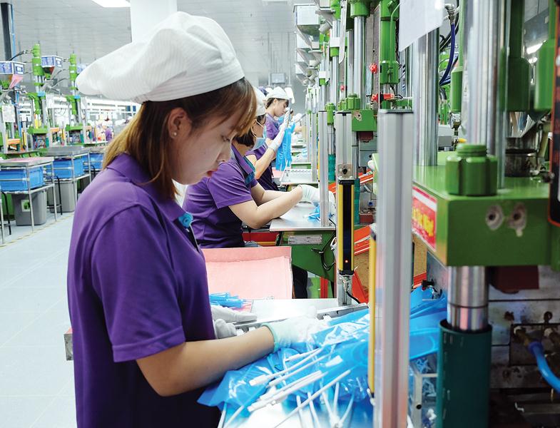 Việc Luxshare ồ ạt tuyển dụng nhân sự số lượng lớn cho các Dự án tại Bắc Ninh, Bắc Giang, Nghệ An góp phần làm dấy lên giấc mơ iPhone “Made in Vietnam”