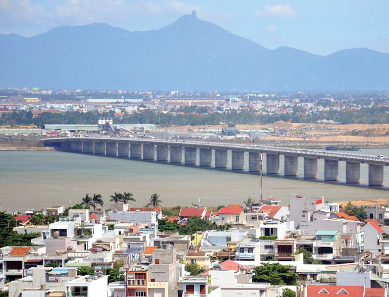 Những Dự án hạ tầng đang triển khai ngay đầu tuyến Tuy Hòa - Vũng Rô báo hiệu giai đoạn bùng nổ đầu mới của tỉnh Phú Yên theo tuyến ven biển này.