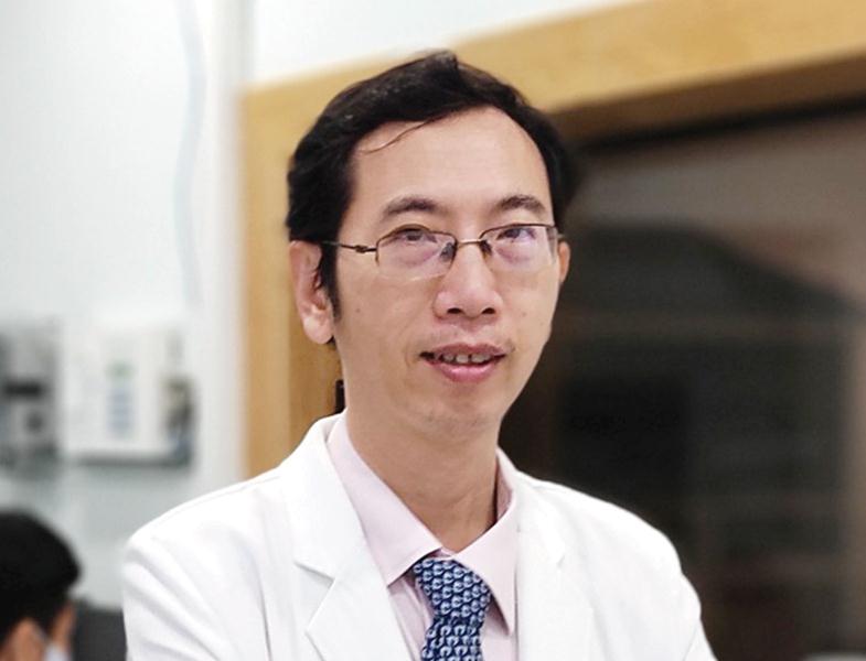 Bác sĩ Nguyễn Minh Tiến, người chủ trì hậu phẫu cho ca mổ tách 2 bé Trúc Nhi và Diệu Nhi.