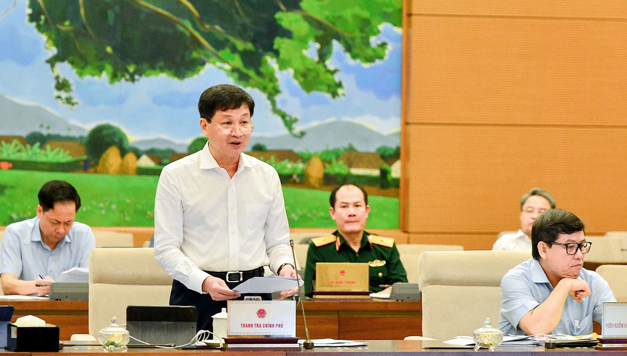 Tổng thanh tra Chính phủ Lê Minh Khái trình bày báo cáo về công tác phòng, chống tham nhũng tại cuộc họp của Ủy ban Thường vụ Quốc hội.