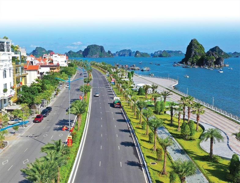 Với định hướng phát triển kinh tế lấy mũi nhọn là dịch vụ - du lịch, Quảng Ninh đã cơ bản hoàn thiện hạ tầng để trở thành trung tâm du lịch chất lượng cao. Ảnh: Hùng Sơn