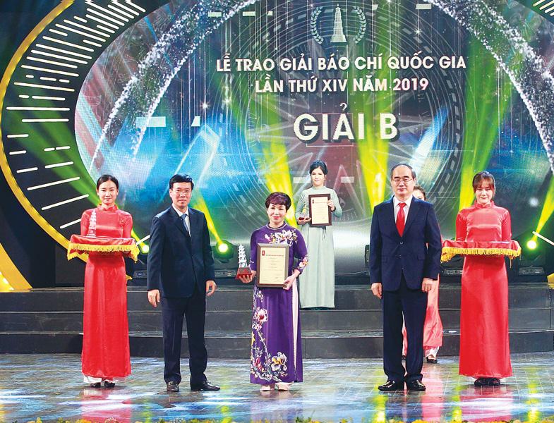 Nhà báo Thanh Hương (Báo Đầu tư) nhận giải B, Giải Báo chí quốc gia năm 2019 với loạt bài  “Lỗ hổng an ninh năng lượng”. Ảnh: Chí Cường