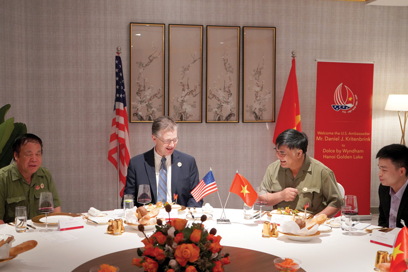 doanh nhân Nguyễn Hữu Đường (bên phải) gặp gỡ Đại sứ Mỹ tại Việt Nam, ông Daniel J. Kritenbrink.