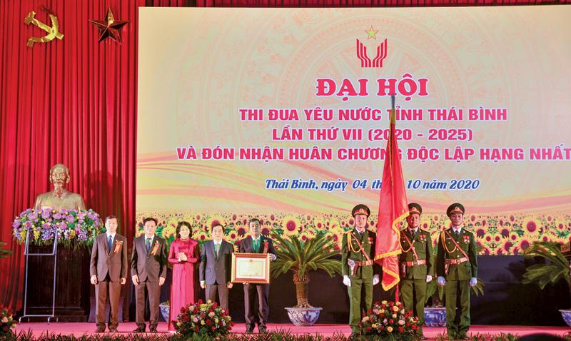 Phó chủ tịch nước Đặng Thị Ngọc Thịnh trao Huân chương Độc lập hạng Nhất cho tỉnh Thái Bình tại Đại hội Thi đua yêu nước tỉnh Thái Bình lần thứ VII.