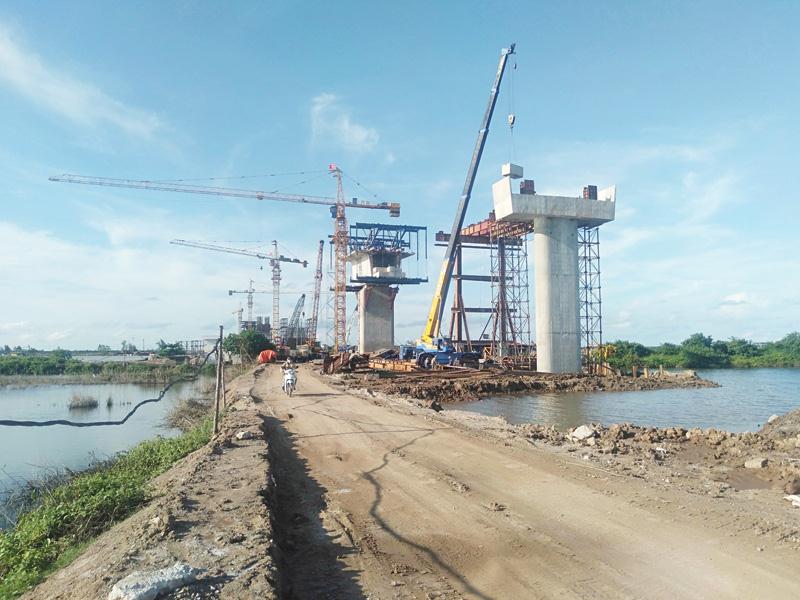 Thi công công trình cầu Trà Lý trên tuyến đường ven biển Thái Bình.