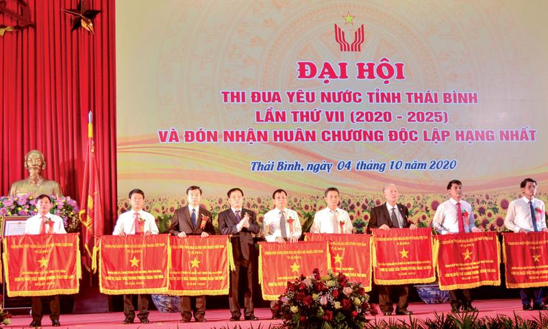 Chủ tịch HĐQT - Tổng giám đốc Công ty cổ phần Bitexco Nam Long, ông Lê Minh Hiệu (thứ 2 bên phải) nhận Cờ thi đua của Chính phủ.