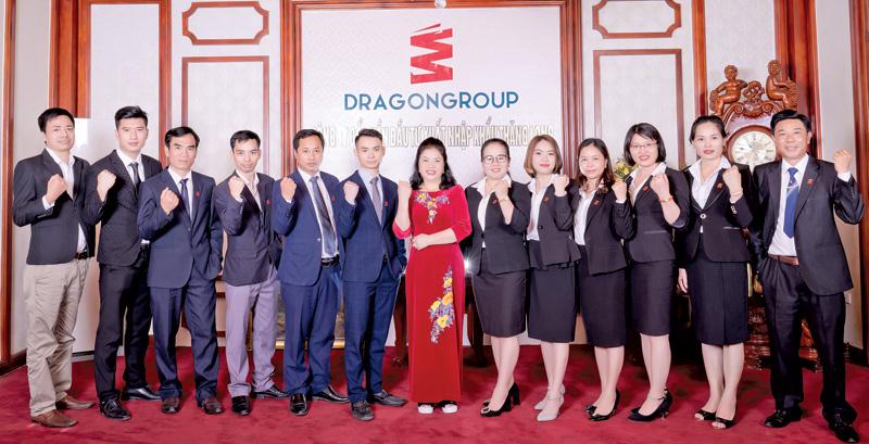 Chủ tịch HĐQT, Tổng giám đốc Vũ Thị Thà cùng Ban lãnh đạo DragonGroup.