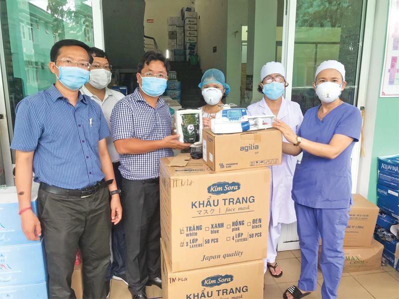 Hội doanh nhân trẻ Đà Nẵng tặng máy thở cho Bệnh viện Đà Nẵng.