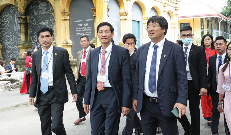 Ông Phạm Đình Đoàn (ngoài cùng, bên phải) và các doanh nhân Việt Nam tham gia sự kiện kỷ niệm 16 năm Ngày doanh nhân Việt Nam tại Hoàng Thành Thăng Long (Hà Nội). Ảnh: Chí Cường