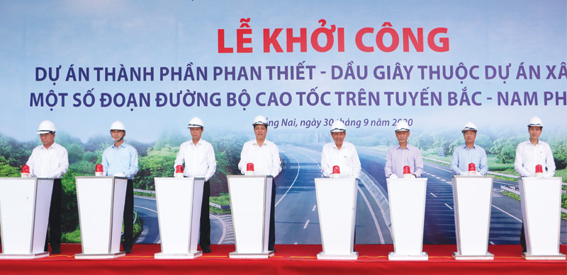 Phó thủ tướng Thường trực Trương Hòa Bình (thứ 4 từ phải sang) và lãnh đạo tỉnh Đồng Nai bấm nút khởi công Dự án đường cao tốc Phan Thiết - Dầu Giây.