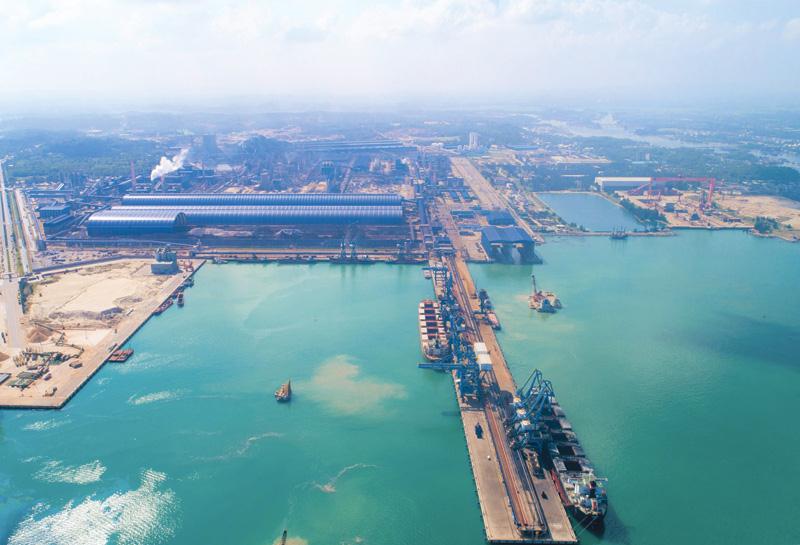 Các Dự án công nghiệp lớn hội tụ về Khu kinh tế Dung Quất. Trong ảnh: Khu liên hợp Luyện cán thép Hòa Phát Dung Quất.