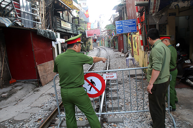 Hà Nội ra quân xử lý vi phạm diễn ra tại cà phê đường tàu phố Phùng Hưng.
