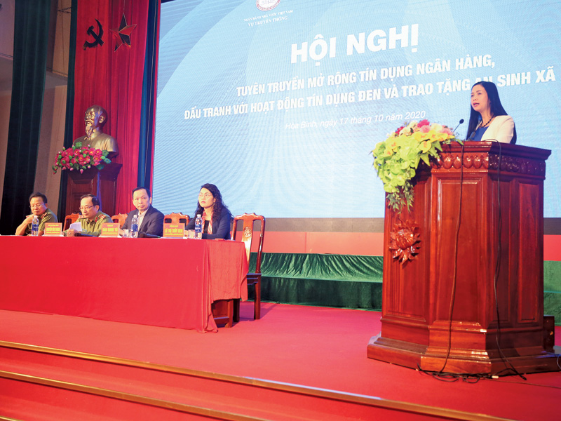Bà Trần Lan Phương, Phó tổng giám đốc ngân hàng Chính sách xã hội phát biểu tại hội nghị về mở rộng tín dụng ngân hàng.