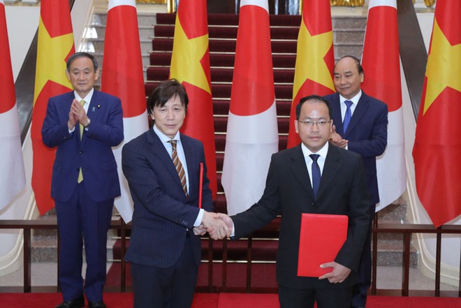 Hai Thủ tướng chứng kiến lễ ký kết thỏa thuận hợp tác giữa NIC và JETRO.