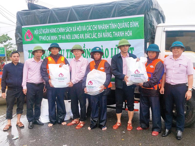 Những chuyến hàng hỗ trợ từ ngân hàng Chính sách xã hội đã tới với người dân chịu ảnh hưởng bão lũ ở tỉnh Quảng Bình.