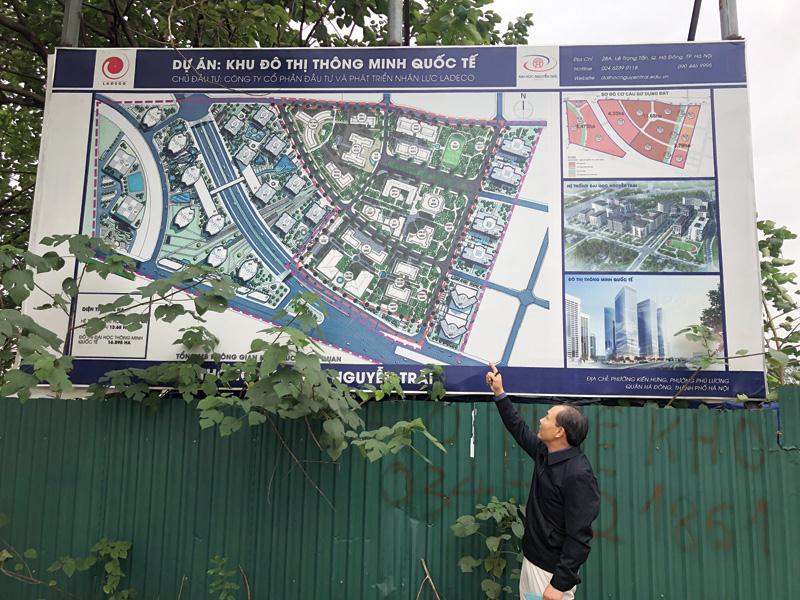 Chỉ lên tấm bản vẽ đã bạc màu, ông Nguyễn Tiến Luận, Hiệu trưởng Trường đại học Nguyễn Trãi bức xúc vì đã hơn 10 năm mà Dự án Khu giáo dục Nguyễn Trãi không thể triển khai.