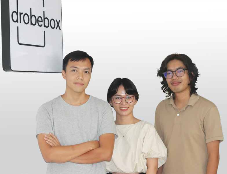 Tăng Ngọc Hải Sơn (thứ nhất, từ phải sang) cùng các thành viên sáng lập, vận hành Drobebox.