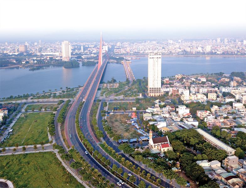 Các địa phương trong Vùng kinh tế trọng điểm miền Trung đang tập trung nguồn lực hoàn thiện hạ tầng, giao thông kết nối để mở rộng không gian kinh tế, phát triển đô thị.