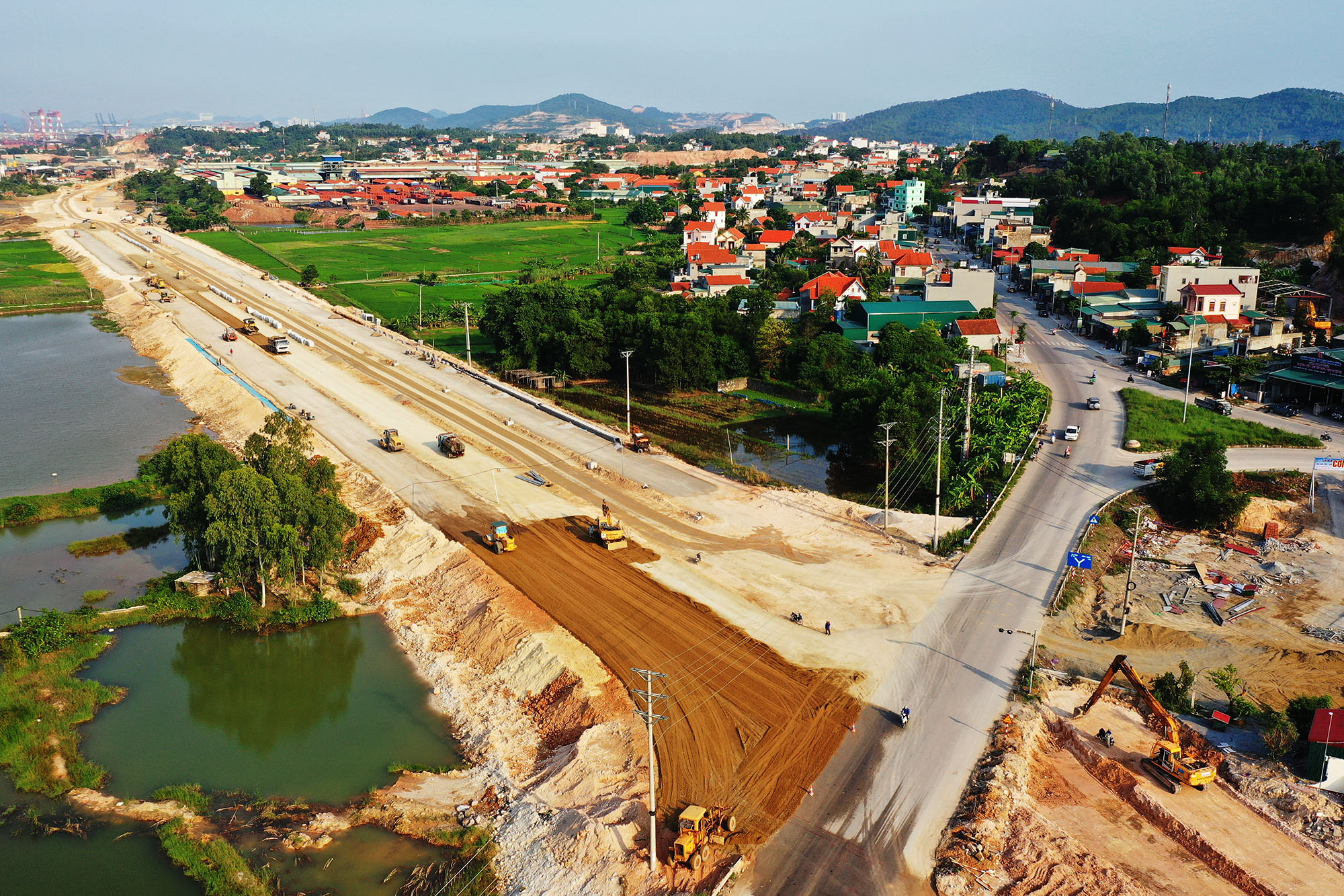 Thi công Dự án Đường nối Khu công nghiệp Cái Lân qua Khu công nghiệp Việt Hưng đến cao tốc Hạ Long - Vân Đồn. Ảnh: A.M
