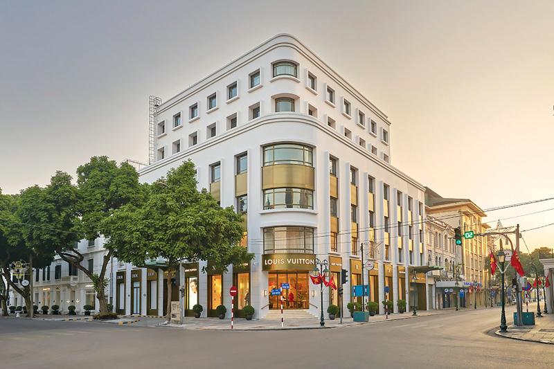 Nhiều doanh nghiệp bán lẻ  đang tìm thuê mặt bằng. Trong ảnh: Louis Vuitton thuê 1.000 m2 toà nhà International Centre (Hà Nội) để mở rộng kinh doanh.