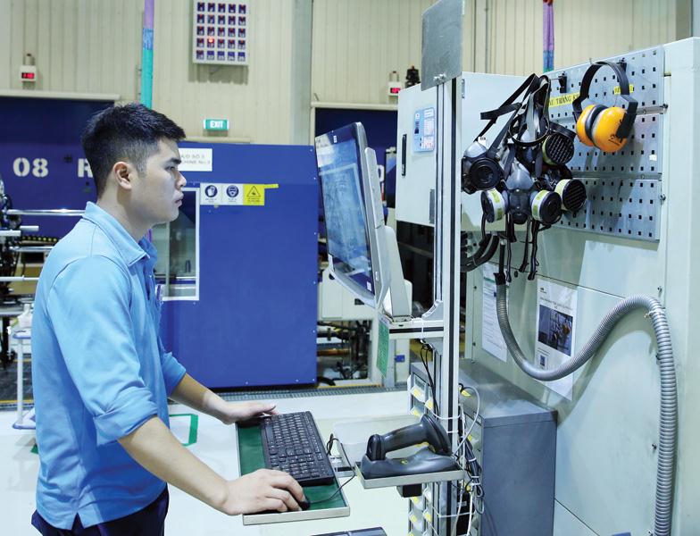 Dây chuyền sản xuất thiết bị điện của Nhà máy ABB tại Việt Nam. Ảnh: Đức Thanh