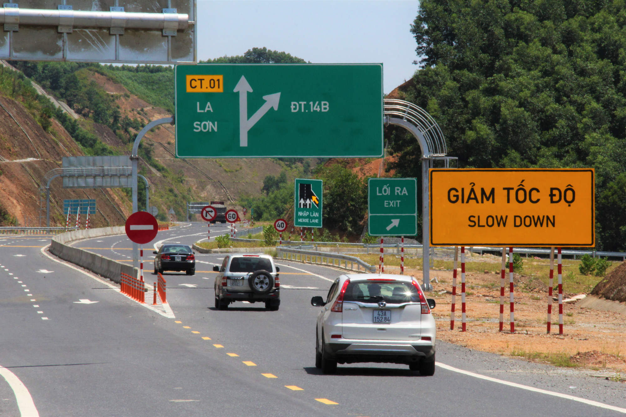 Hệ thống đường cao tốc có vai trò quan trọng đối với sự phát triển kinh tế - xã hội.