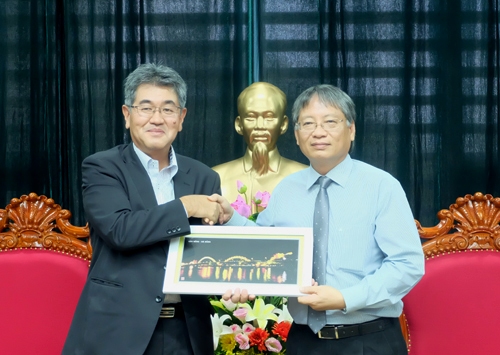 Phó Chủ tịch UBND TP Đà Nẵng Nguyễn Ngọc Tuấn (bên phải) tặng quà lưu niệm cho ông Yasuto Ando