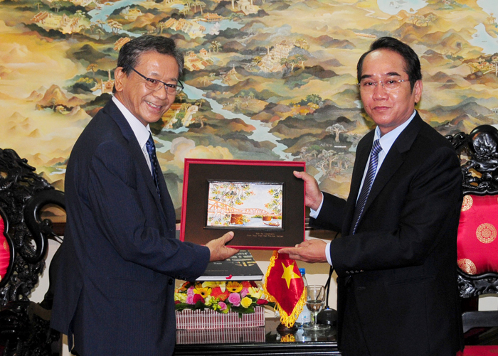 Phó Bí thư Tỉnh ủy Thừa Thiên Huế Bùi Thanh Hà (bên phải) tăng quà lưu niệm cho ngài Đại sứ Nhật Bản tại Việt Nam Hiroshi Fukada (Thuathienhue.gov.vn)