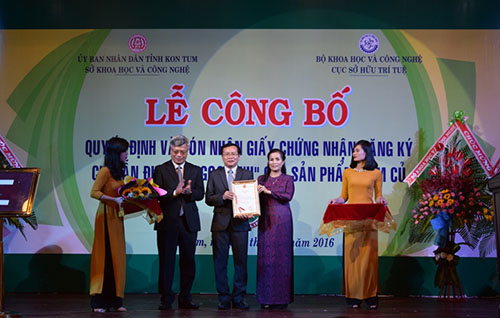 Lãnh đạo Bộ KHCN trao tặng Giấy chứng nhận đăng ký chỉ dẫn địa lý “Ngọc Linh” cho sản phẩm sâm củ cho lãnh đạo tỉnh Kon Tum. (Ảnh- Kontum.gov.vn)