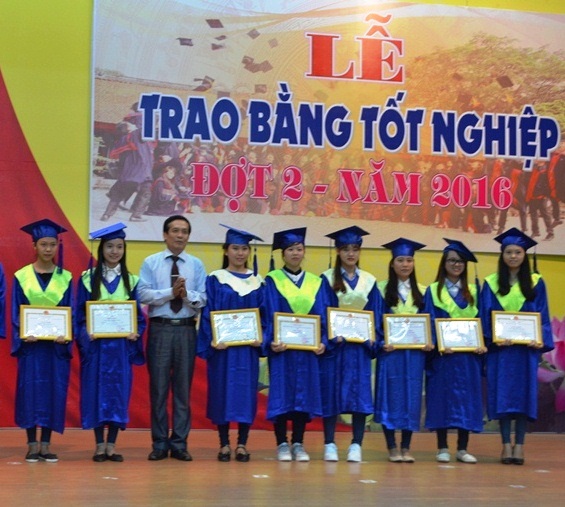 Nhà giáo Nguyễn Văn Huỳnh, Phó hiệu trưởng Trường CĐ kinh tế - Kế hoạch Đà Nẵng trao bằng tốt nghiệp cho các tân cử nhân.