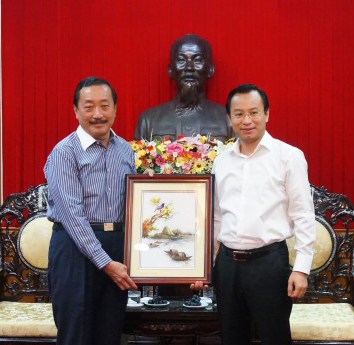 Bí thư Thành uỷ Đà Nẵng Nguyễn Xuân Anh (phải) trao quà lưu niệm cho Chủ tịch Tập đoàn Berjaya Vincent Tan