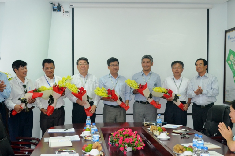 Ông Phùng Tấn Viết, Trưởng BQL Khu công nghệ cao Đà Nẵng tặng hoa cho các nhà đầu tư nhân ngày doanh nhân Việt Nam.