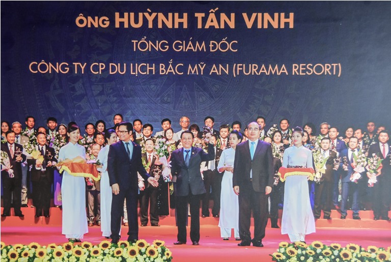 Ông Huỳnh Tấn Vinh, Tổng Giám đốc Furama Resort Đà Nẵng được trao cúp Thánh Giống.