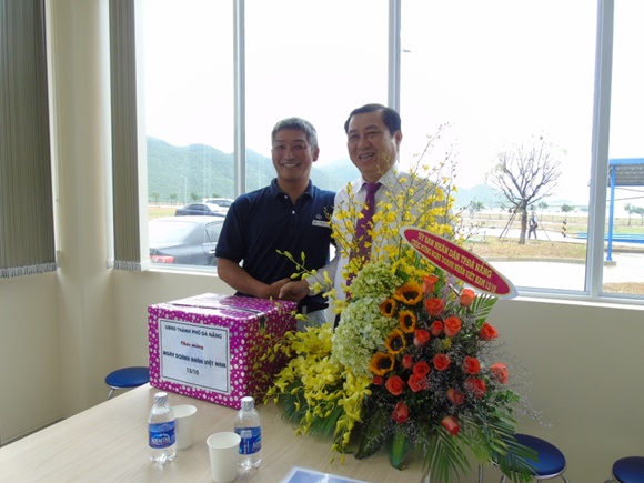 Chủ tịch Huỳnh Đức Thơ tặng quà của UBND thành phố Đà Nẵng cho ngài Niwa Dai- Tổng giám đốc Công ty Niwa.