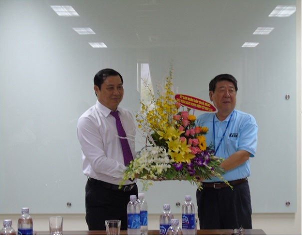 Chủ tịch Huỳnh Đức Thơ tặng hoa cho ngài Mitobe Motoshi, Chủ tịch HĐQT Công ty Tokyo Keiki.