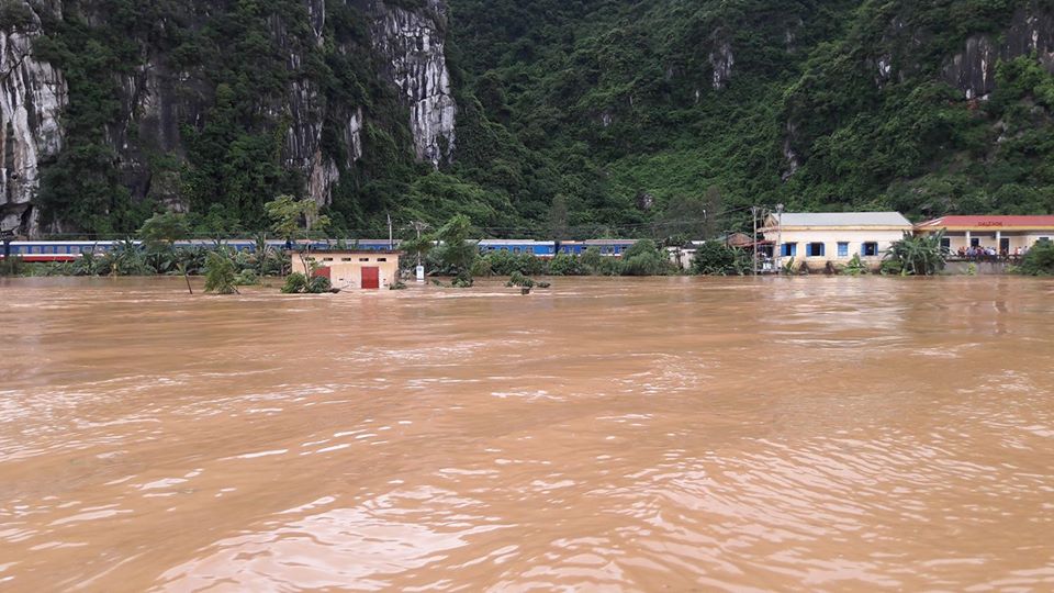 Ga Lệ Sơn, huyện Tuyên Hoá bị nước lũ bao vây Ảnh- Hải Sâm