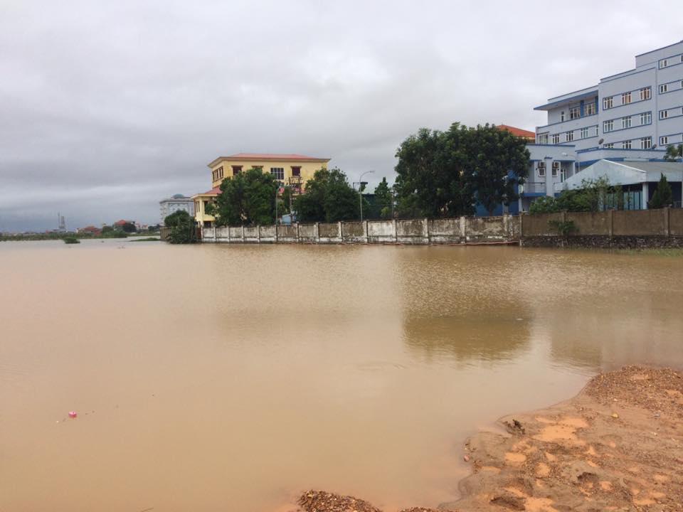 Khu vực đặt trụ sở mới các cơ quan hành chính Quảng Bình tại thành phố Đồng Hới nước ngập lênh láng.