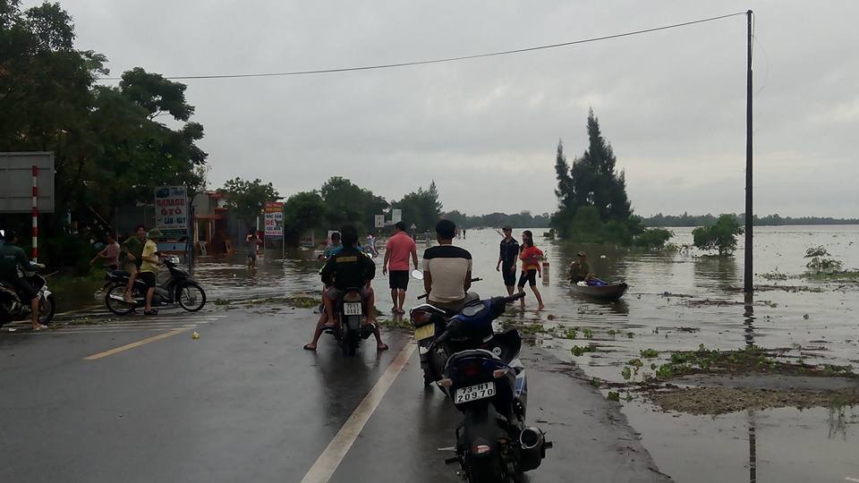 Quốc lộ 1A ngập nước khiến giao thông bị ngưng trệ Ảnh- Thuý Hằng.