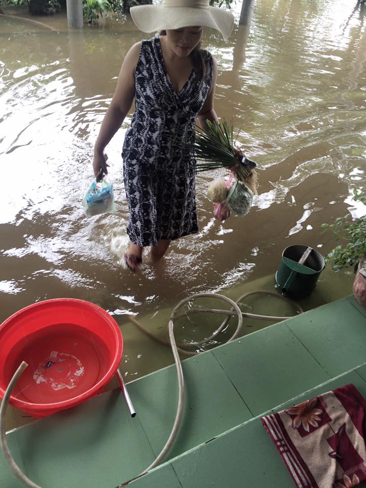 Sinh hoạt của người dân bị ảnh hưởng do ngập lụt. Ảnh- Xuân Sơn.