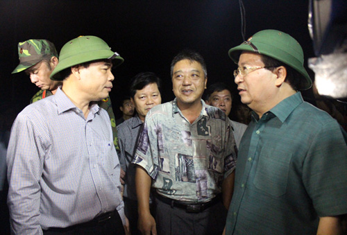 Phó Thủ tướng Chính phủ Trịnh Đình Dũng thăm hỏi, động viên ngư dân ở Khu neo đậu tàu thuyền cảng Gianh vào tối 15/10.