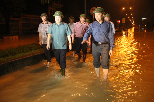 Phó Thủ tướng Chính phủ kiểm tra một số đoạn Quốc lộ 1 bị ngập ở xã Lộc Ninh, TP Đồng Hới.