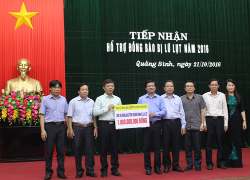 Chủ tịch UBND tỉnh Quảng Bình Nguyễn Hữu Hoài tiếp nhận số tiền hỗ trợ từ đoàn công tác thành phố Đà Nẵng