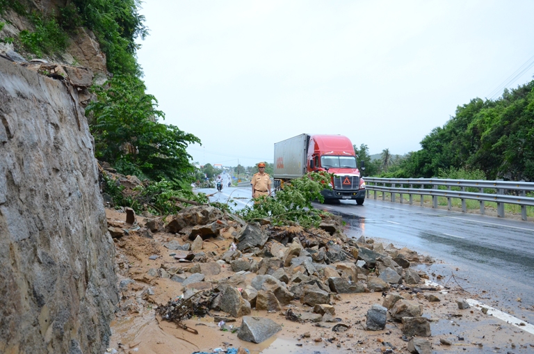 Ta luy âm tuyến QL1A đoạn qua huyện Đức Phổ, Quảng Ngãi bị sạt lở đá tràn ra mặt đường