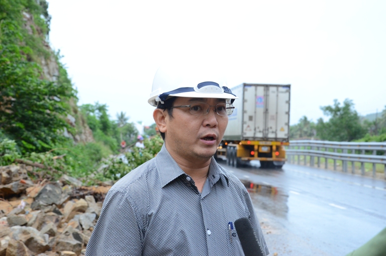 Ông Hà Hoàng Việt Phương, Giám đốc Sở GTVT Quảng Ngãi chỉ đạo khắc phục sự cố tại hiện trường